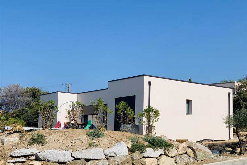 La maison U100 de Algajola, un mois après la livraison.